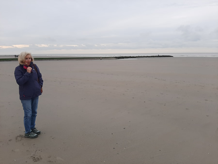 The beach in NIEUWPOORT B, cloudy weather on this first days back, 22.11.2023 